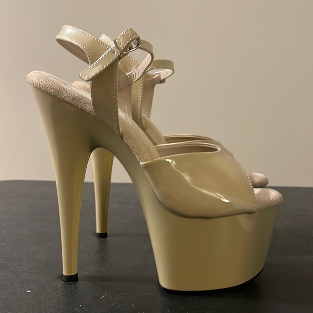 Pleasers Size 9 Patent Leather heel.  7” heel. 2 1/2” platform.